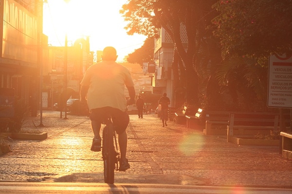 Homem pedala em final de tarde no Centro de Franca
